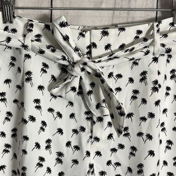 NEW Ann Taylor The Tie Waist Mid Rise Palm Tree Print Shorts Size 6 - Picture 2 of 8